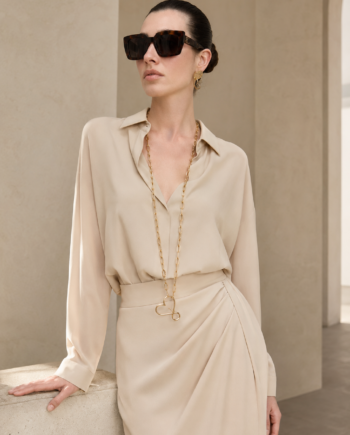 Collar largo dorado de eslabones con colgante abstracto en look elegante beige para mujer