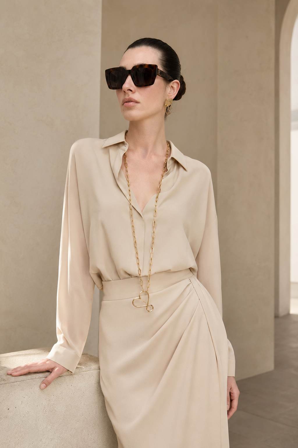 Collar largo dorado de eslabones con colgante abstracto Collar largo dorado de eslabones con colgante abstracto en look elegante beige para mujer