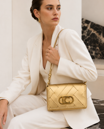Bolso dorado Lola Casademunt para mujer con asa de hombro y cierre frontal LC en look elegante