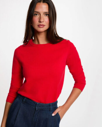 Mujer con Jersey Morgan Kisso rojo y botones decorativos en el hombro
