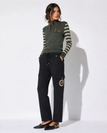Pantalón Lola Casademunt negro para mujer con bolsillo cargo y parche aviador