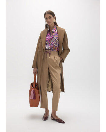 Jogging Lola Casademunt camel con piping lateral burdeos para mujer