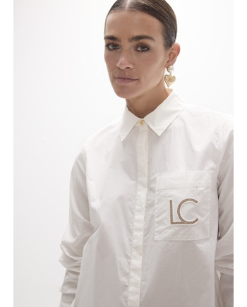 imagen_detalle_camisa Detalle del cuello y bolsillo con iniciales LC de la camisa blanca Lola Casademunt.