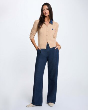 Rebeca Morgan Rosala de punto camel para mujer con cuello azul en contraste