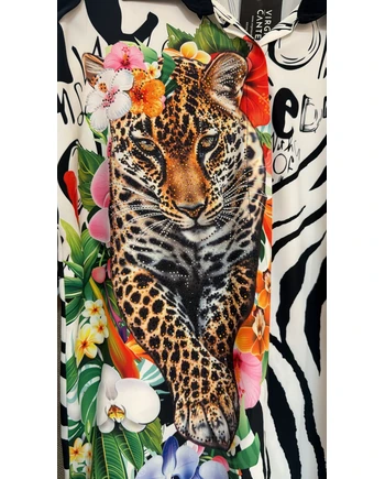 virginia_cantero_350x435(1) Detalle del leopardo y las flores multicolor estampados en la camisa Virginia Cantero.
