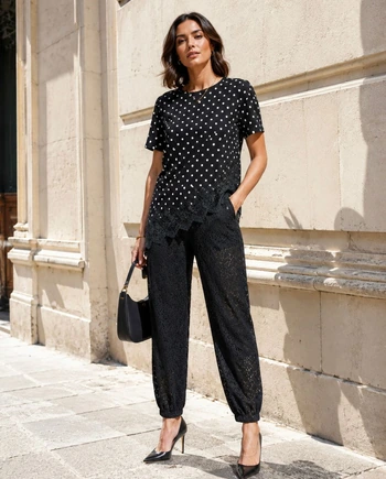 Pantalón bombacho negro de encaje Virginia Cantero combinado con camiseta de lunares.
