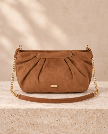 Bolso bandolera marrón cognac de efecto ante con detalle fruncido, placa dorada y correa con cadena