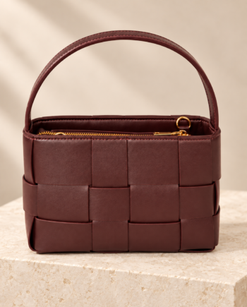 Bolso de mano burdeos de efecto piel con diseño trenzado, asa superior y cremallera dorada