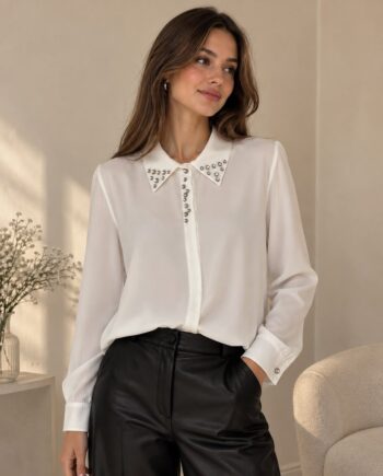 Camisa Artigli blanca con pedrería en el cuello y manga larga