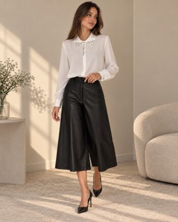 Bermuda Artigli negra efecto piel de corte ancho en look completo