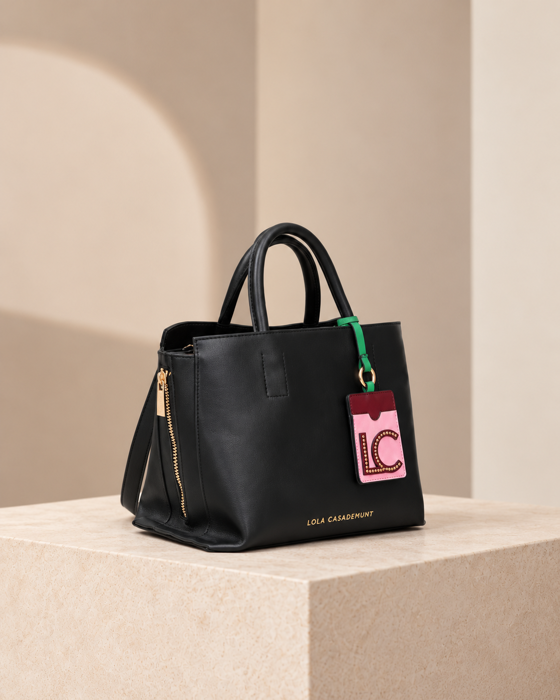 Bolso negro en estudio minimalista