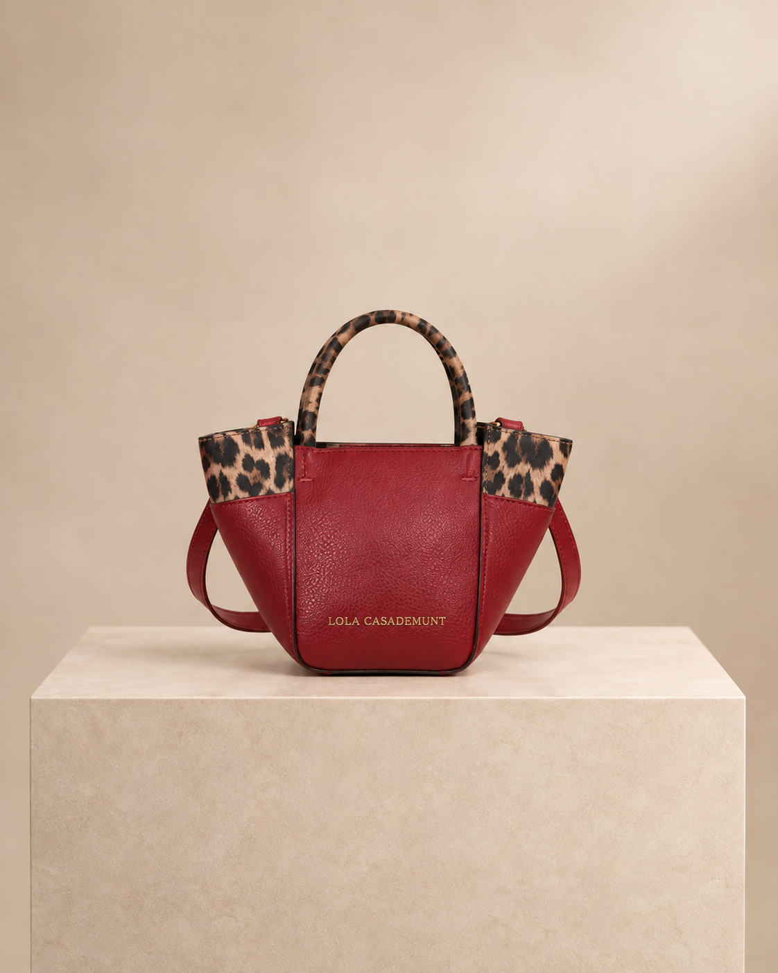 Bolso rojo de lujo con detalles de leopardo