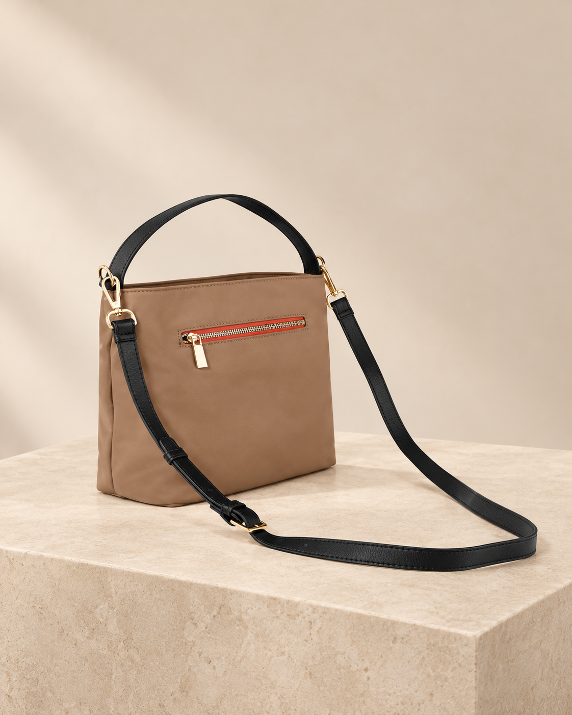 Bolso Hobo Lola Casademunt detalle argolla beige - vista trasera Vista trasera del bolso Hobo Lola Casademunt beige con bolsillo exterior de cremallera, asa corta negra y correa larga