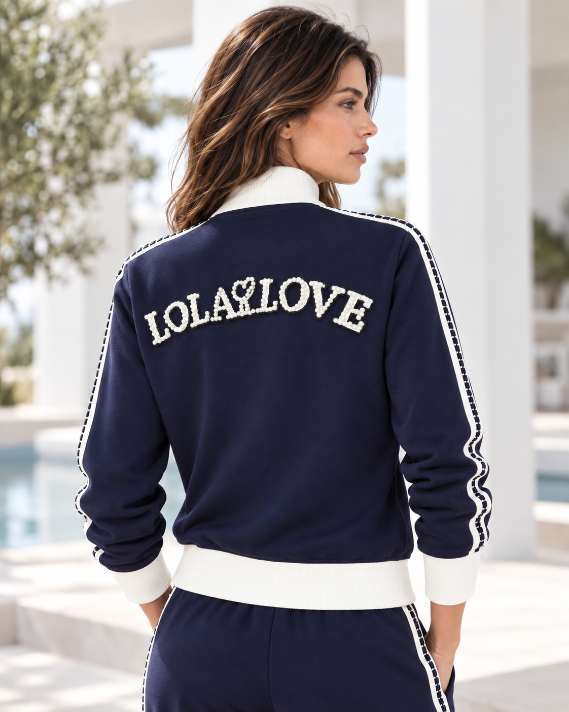 Chándal LOLALOVE junto a la piscina