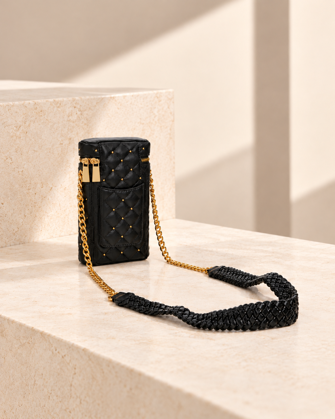 Funda móvil Lola Casademunt negra con mini tachas - detalle Lola Casademunt, funda móvil Lola Casademunt, funda móvil negra, funda móvil acolchada, funda móvil con cadena, accesorios mujer