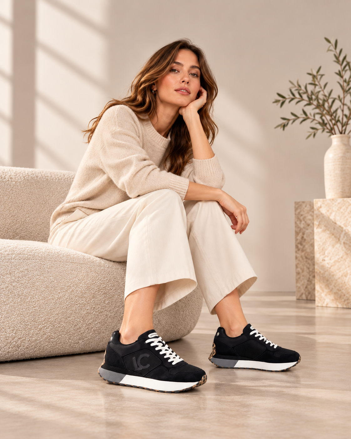 Deportiva Lola Casademunt negra con plataforma - imagen principal Deportiva Lola Casademunt negra con plataforma combinada con look de punto en color beige