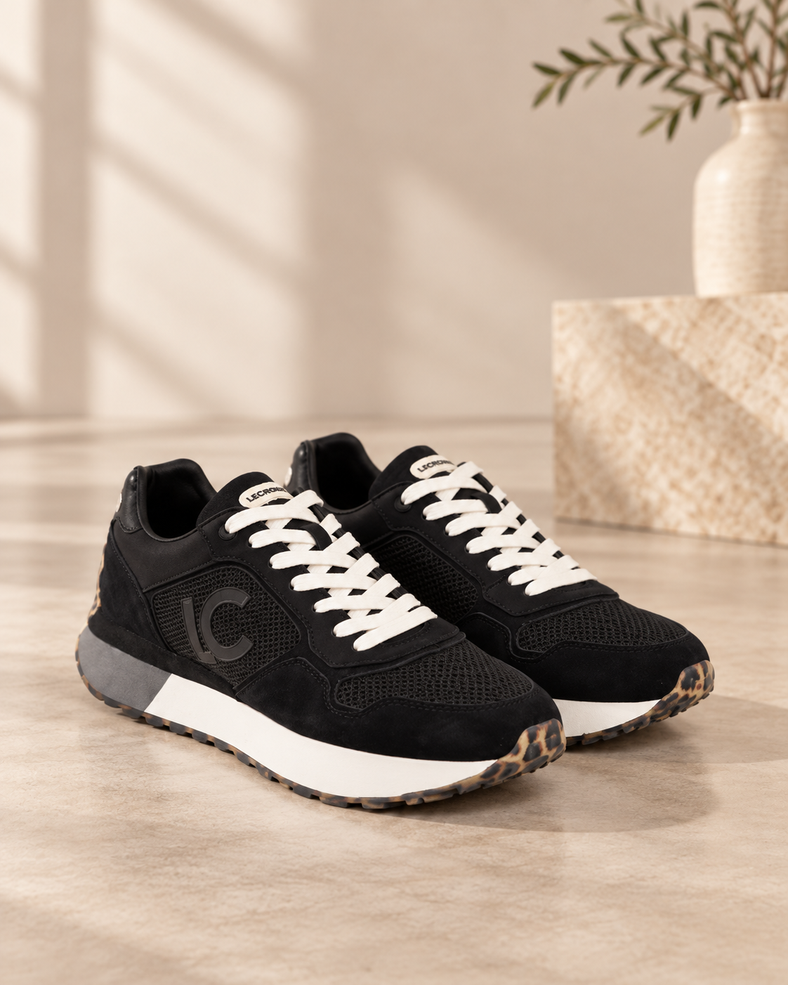 Deportivas negras Lola Casademunt con plataforma - vista lateral Zapatillas deportivas negras Lola Casademunt con plataforma, cordones blancos y suela personalizada