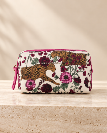 Neceser Lola Casademunt de nylon estampado tigres y flores en crudo y rosa, con detalles fucsias y vista frontal