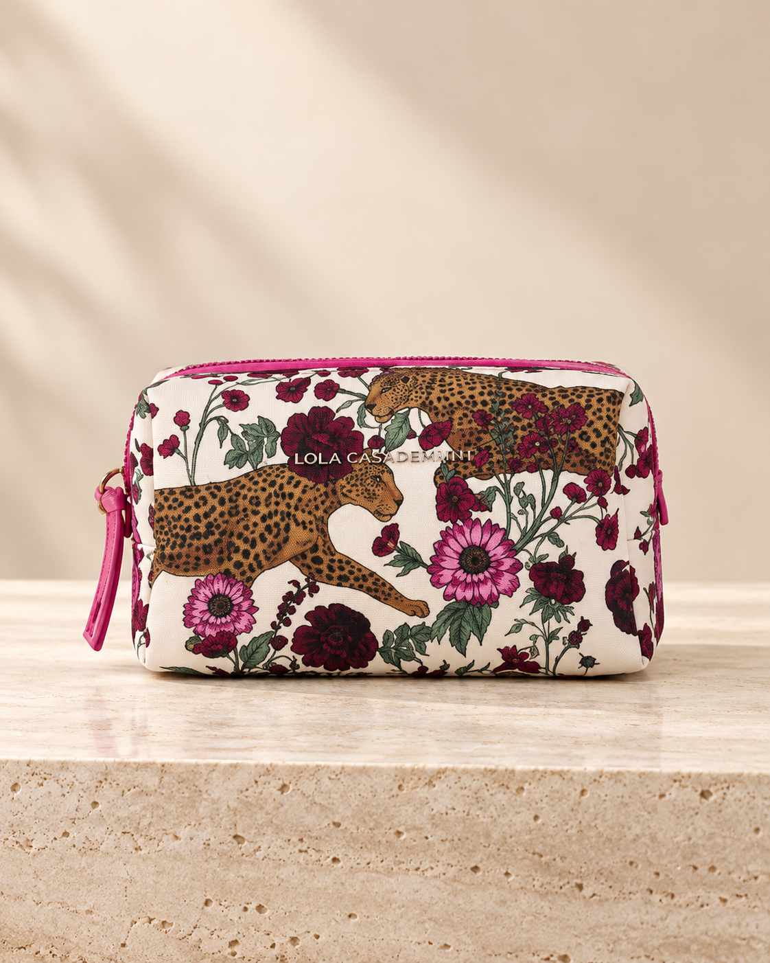 Neceser Lola Casademunt estampado tigres y flores - vista frontal Neceser Lola Casademunt de nylon estampado tigres y flores en crudo y rosa, con detalles fucsias y vista frontal