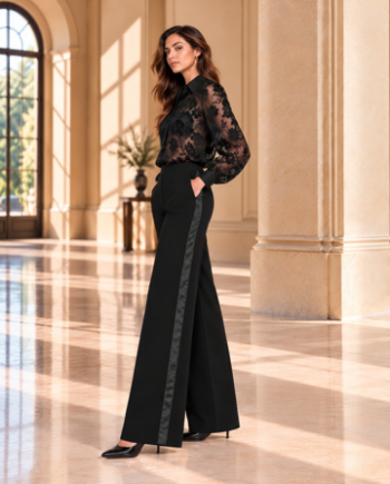 Pantalón Morgan Pirus negro de corte recto con franja satinada lateral, combinado con blusa estampada y zapatos de tacón.