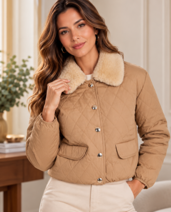 Modelo con chaqueta Morgan Vlary corta acolchada marrón coñac, cuello de pelo sintético crema, botones metálicos y bolsillos con solapa, combinada con pantalón claro.