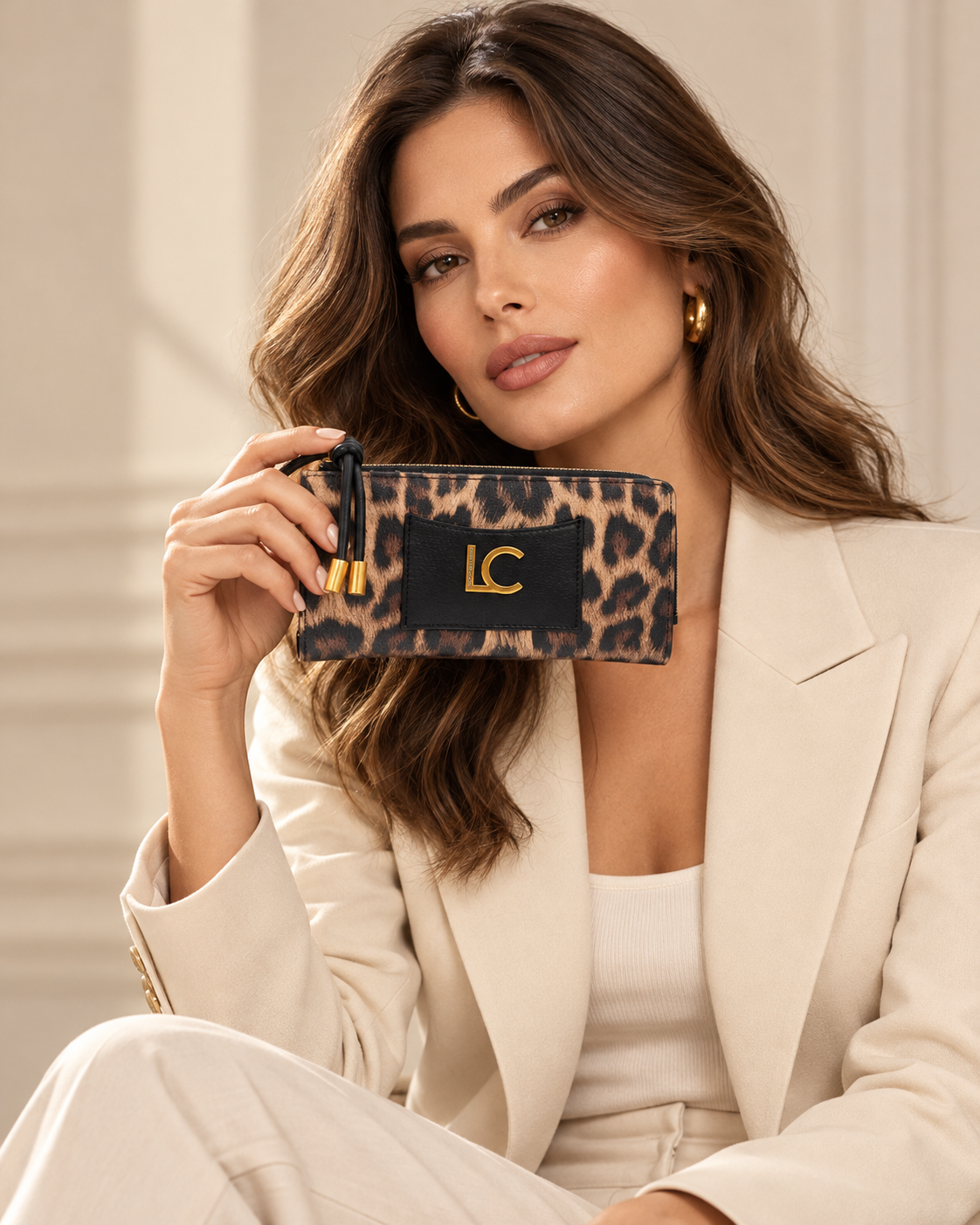 Billetero Lola Casademunt animal print de leopardo – vista frontal Billetero Lola Casademunt con estampado animal print de leopardo, bolsillo delantero de solapa negra y logotipo dorado.
