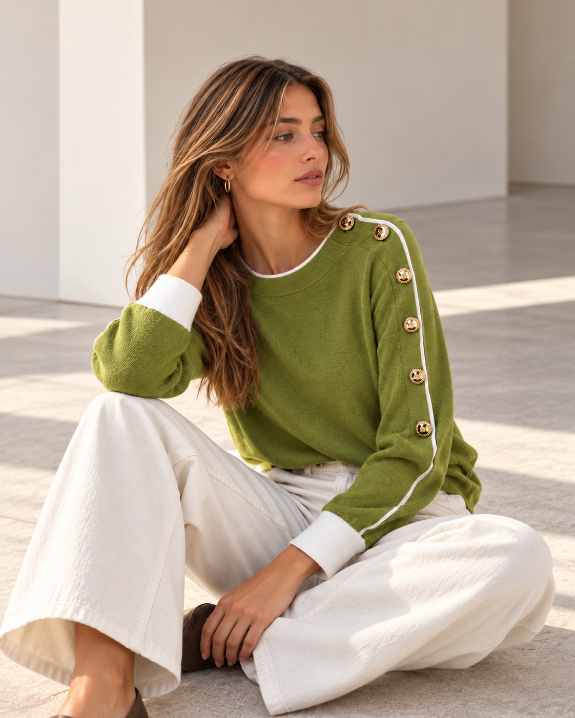 Suéter Artigli pistacho con botones dorados Suéter Artigli pistacho y blanco con botones dorados para mujer