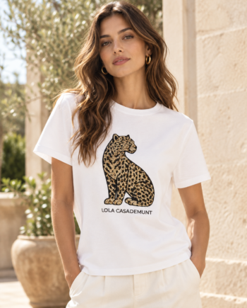 Modelo con camiseta Lola Casademunt blanca de manga corta y cuello redondo, decorada con un leopardo de lentejuelas en el frontal.