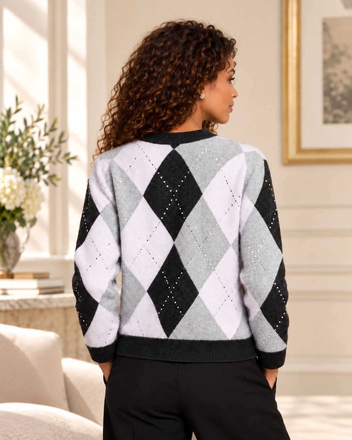 Cárdigan Morgan Mdiamo jacquard gris de rombos – vista trasera Vista trasera del cárdigan Morgan Mdiamo jacquard gris con estampado de rombos blancos, grises y negros en la espalda, mangas largas y bajo de canalé.