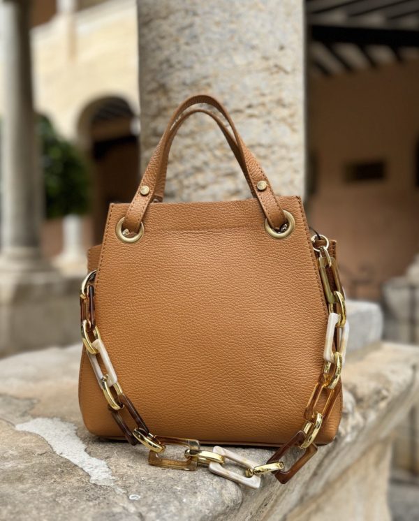 Bolso piel camel y colgante