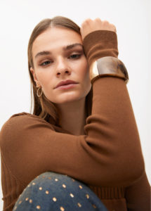 Pulsera rigida acrilica marron-metal