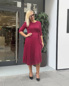 Vestido liso plisado midi granate