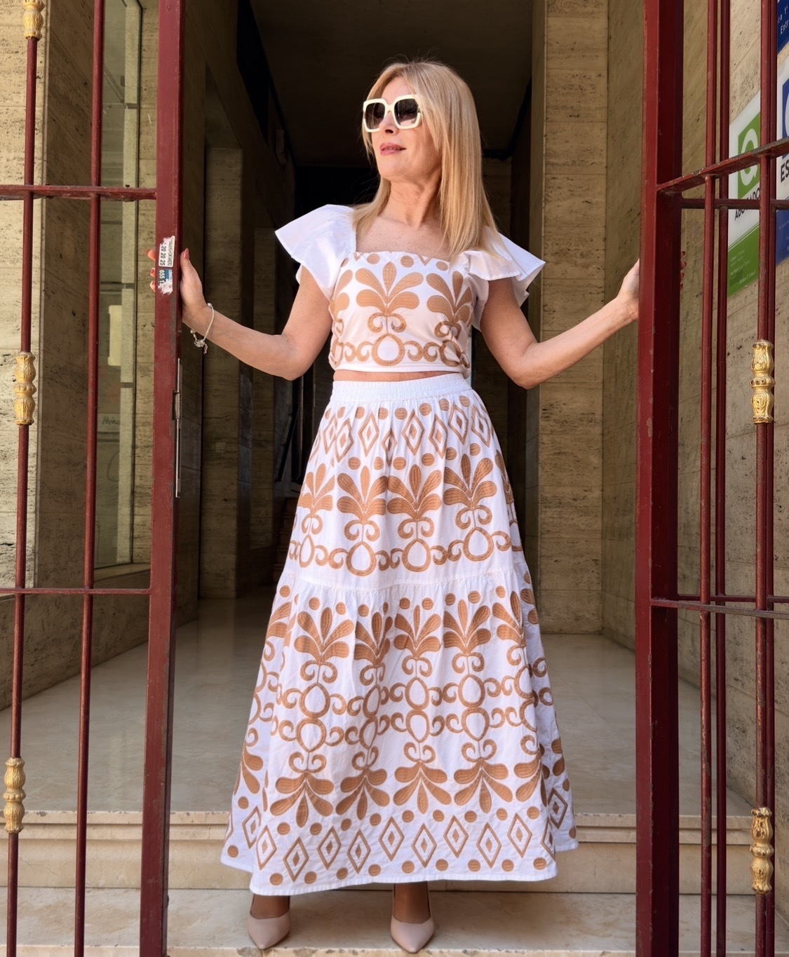 Conjunto top y falda blanco-camel