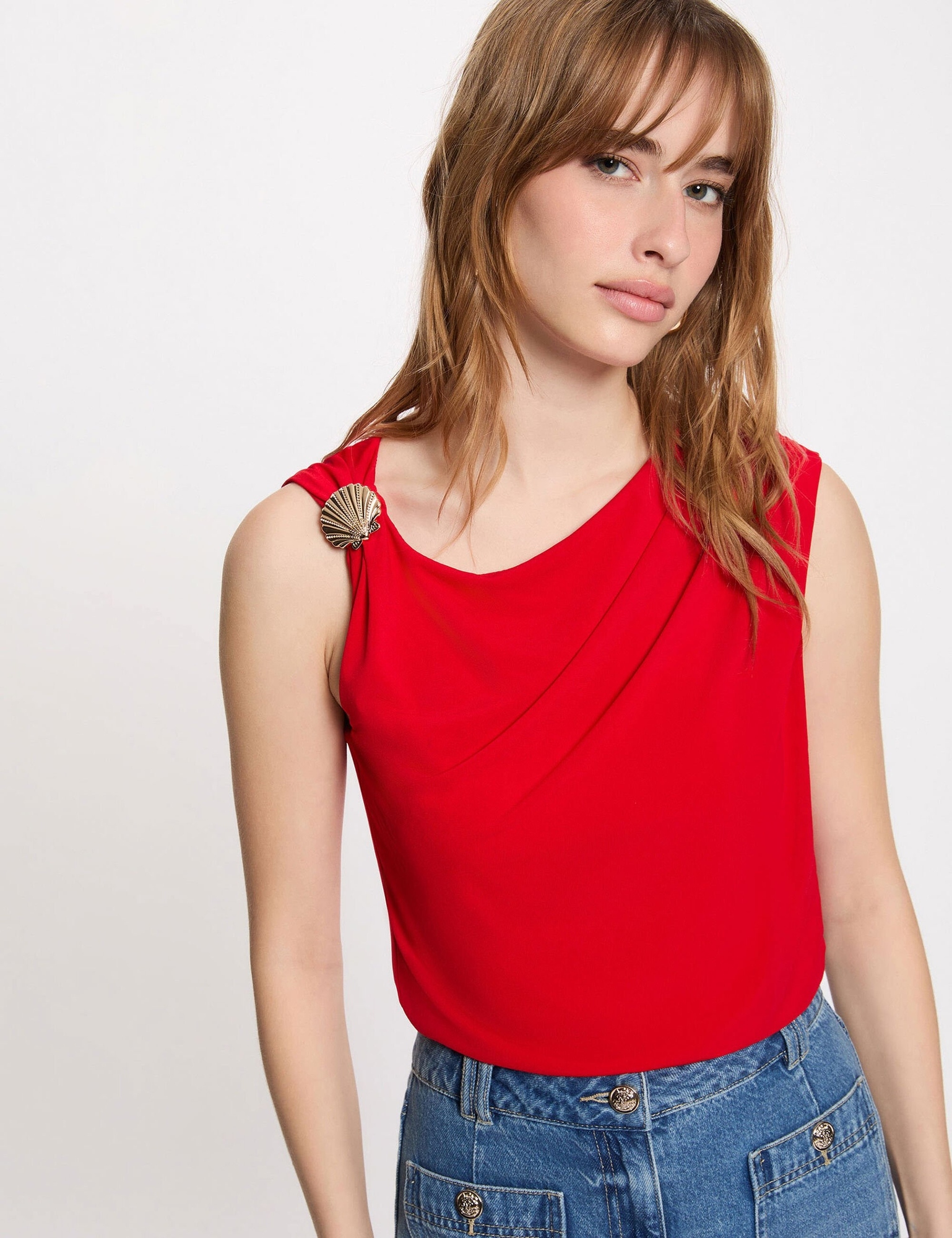 Camiseta fama roja broche