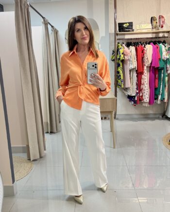Blusa cruzada de raso naranja para mujer