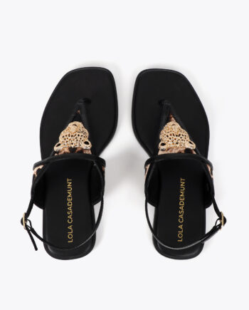 Sandalia plana animal print con aplique metalizado