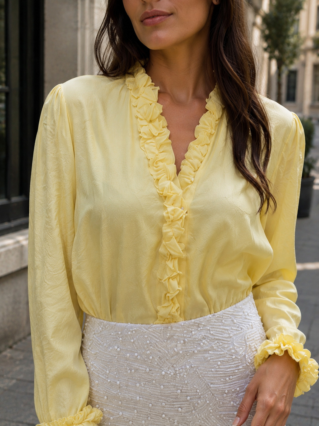 Camisa raso amarilla flores puños y escote