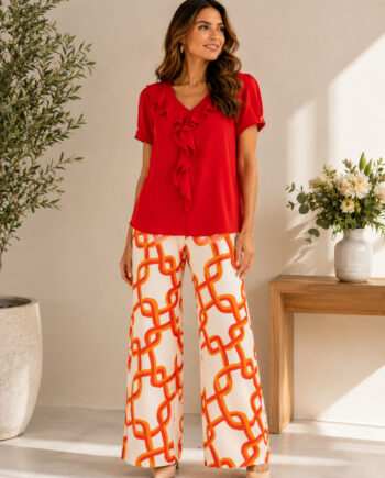 Mujer con conjunto Capami Jade rojo y blanco estampado, formado por blusa con volantes y pantalón palazzo.