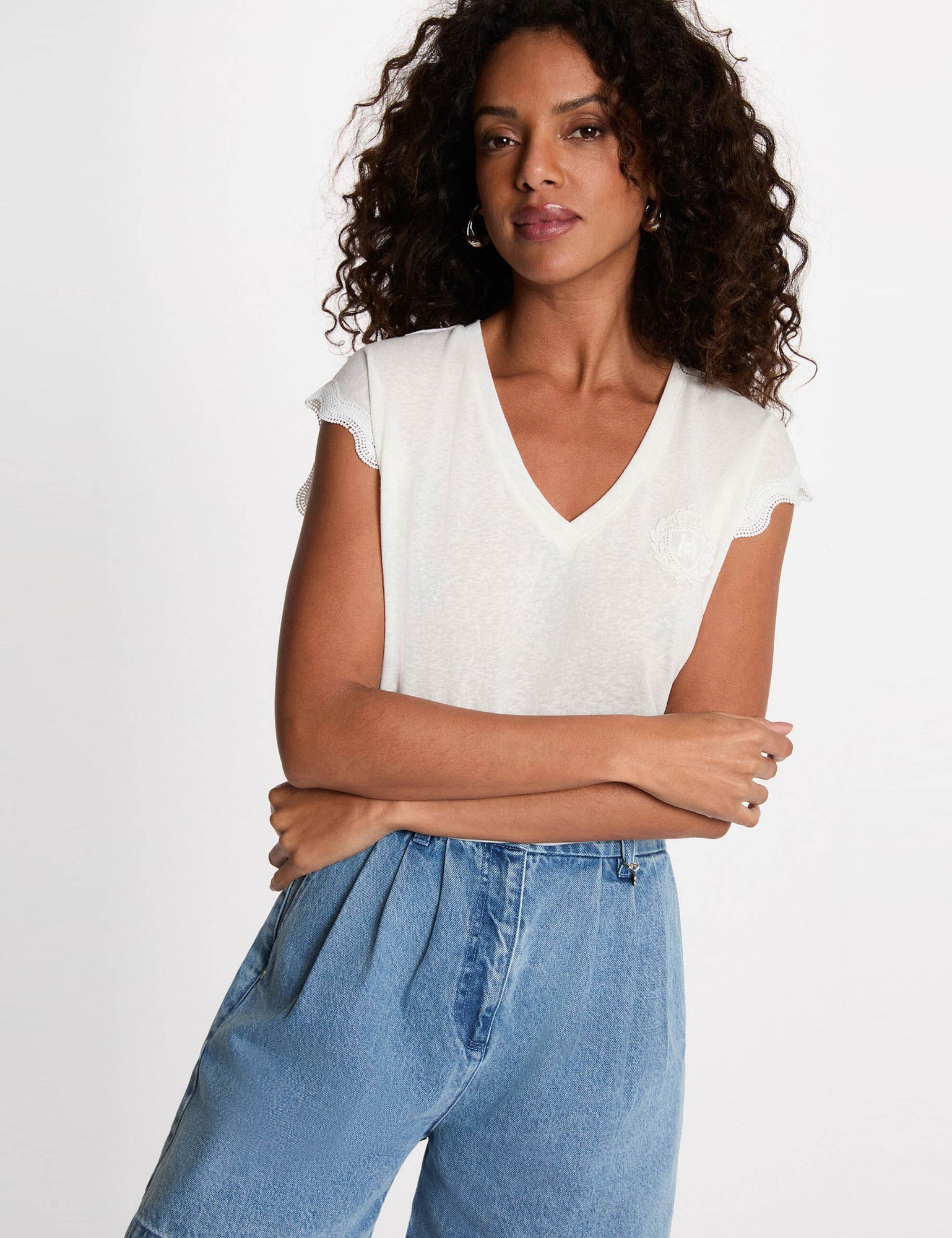 Camiseta Morgan blanca con puntilla y escote pico para mujer