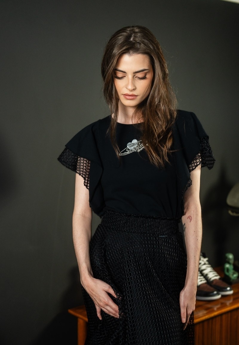 Camiseta negra Animosa Gratitude para mujer