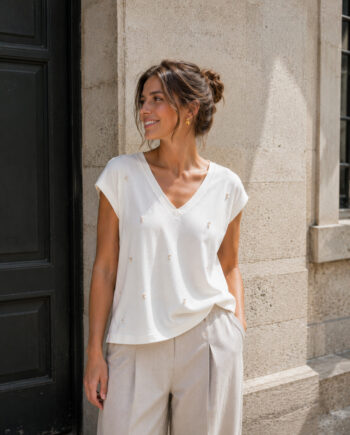 Mujer con camiseta Morgan Valeur blanca de escote de pico y detalles florales